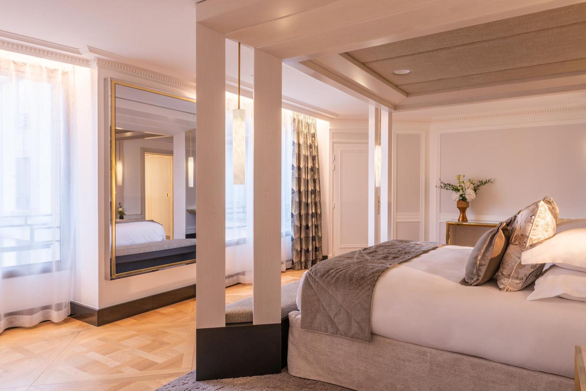 L'Hotel Du Collectionneur Párizs Kültér fotó A bedroom at the hotel